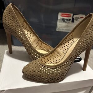 6.5 Nine West heels, taupe